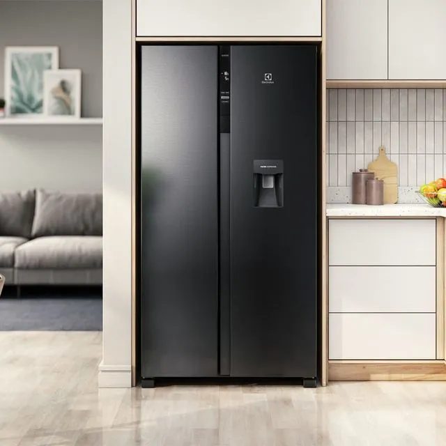 Nevera Electrolux Side by Side instalada en un espacio integrado de sala y cocina