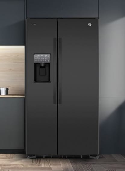 Nevera General Electric Side by Side color negro empotrada en una cocina moderna