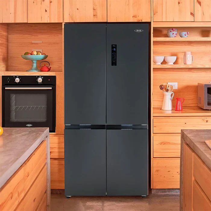 Nevera Haceb French Door de 4 puertas color negro instalada en una cocina de madera