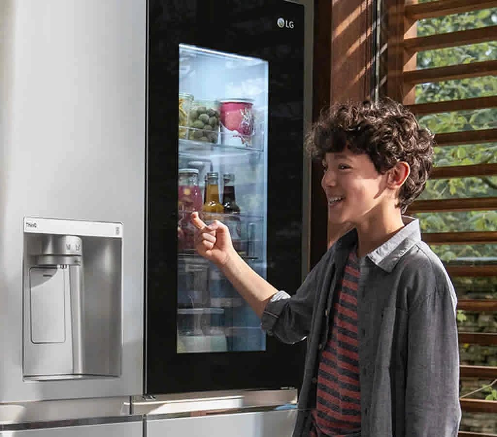 Nevera LG ThinQ InstaView con pantalla transparente para ver el contenido sin abrir la puerta
