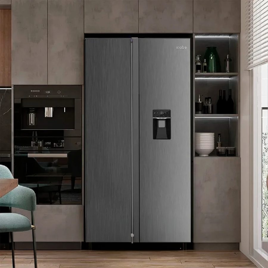 Nevera Mabe Side by Side empotrada en una cocina integral moderna