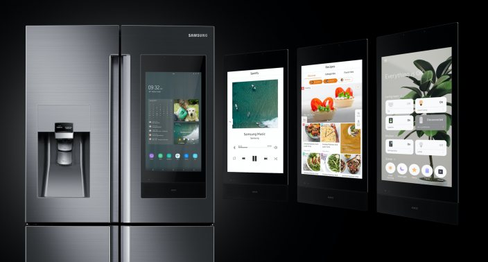 Pantalla táctil Family Hub de una nevera Samsung mostrando música, recetas y notas familiares