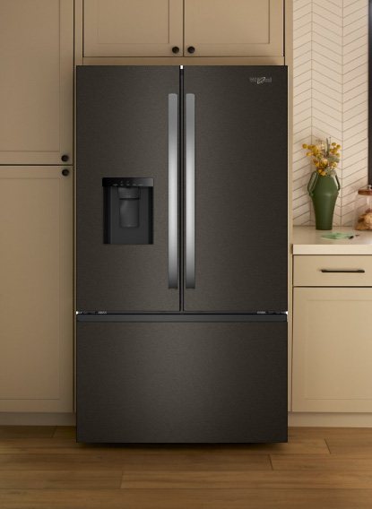 Nevera Whirlpool French Door en acabado negro instalada en una cocina en Cartagena